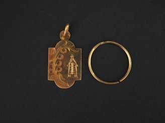 Vente aux enchères Pendentif religieux en or jaune figurant Notre Dame d’Afrique.  Poids.