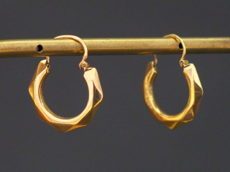 Vente aux enchères Paire de perces oreilles de forme géométrique en or jaune. Poids. 1,24