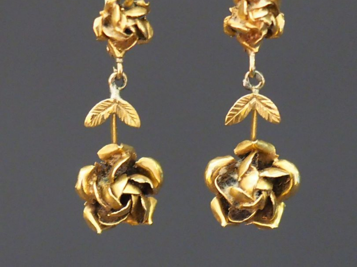 	Paire de pendants d’oreilles en or jaune, à décor de roses dont une e