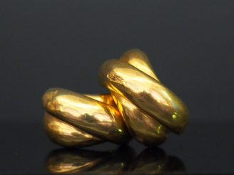Vente aux enchères 	Paire de boucles d’oreilles en or jaune, en forme de demi créole.  Po