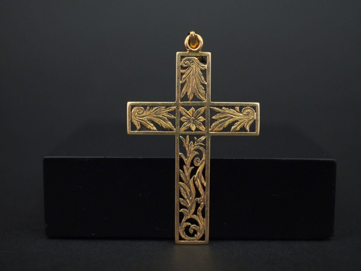 Pendentif en forme de croix en or jaune 14K, à décor ajouré de fleur e