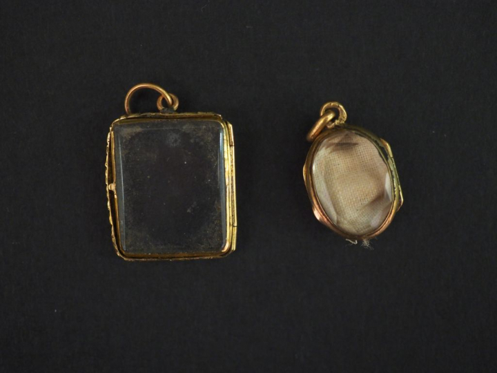Ensemble comprenant :  - un pendentif porte-photo en or jaune et verre