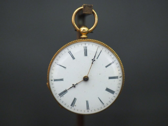 Vente aux enchères 	Montre de col en or jaune. Le revers, à décor de médaillon feuillagé 