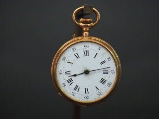 Vente aux enchères Montre de col en or jaune. Cadran à chiffres romains pour les heures e