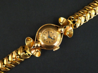Vente aux enchères Montre bracelet de dame 1940, boitier et bracelet en or jaune. Cadran 