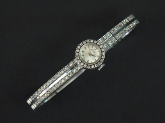 Vente aux enchères 	NIVOR Montre bracelet de dame, bracelet et boitier en or blanc. Cadra