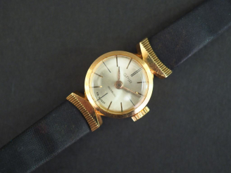 Vente aux enchères SPIR Montre bracelet de dame, boitier en or jaune. Cadran rond à index