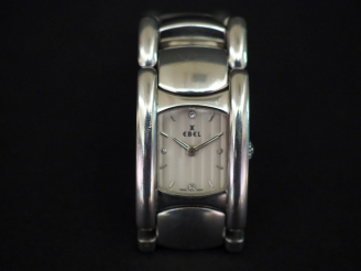 Vente aux enchères 	EBEL Montre bracelet de dame en acier. Cadran rectangulaire à index b