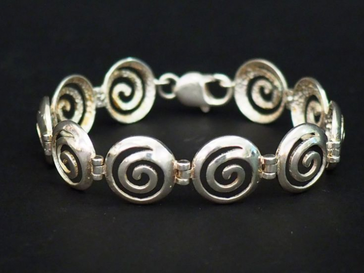 Bracelet articulé en argent, composé de maillons ronds, à décor ajouré