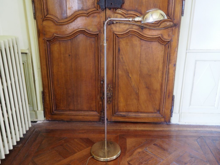 Lampadaire en laiton et métal.  H. 114 cm.