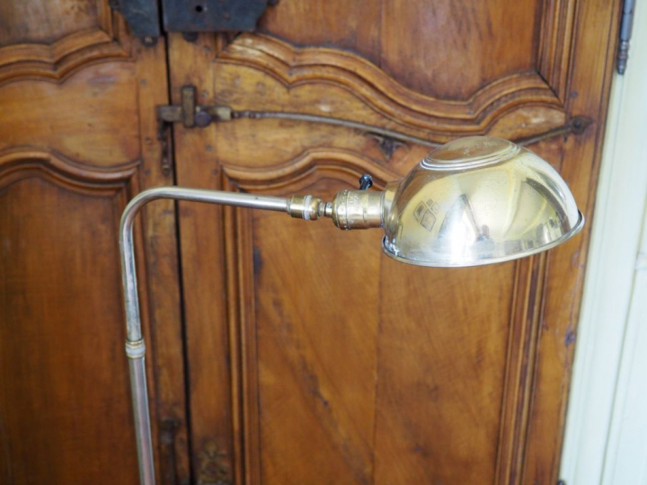 Lampadaire en laiton et métal.  H. 114 cm.