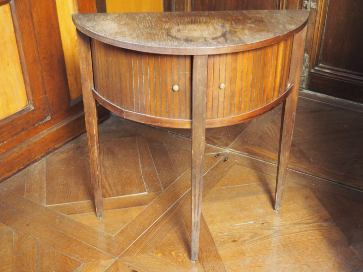 Guéridon demi-lune de style Directoire ouvrant à deux rideaux coulissa