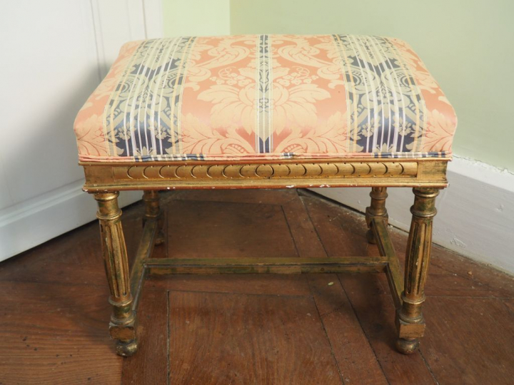 Tabouret de style Louis XVI en bois doré, pieds cannelés. Dim. 50 x 56