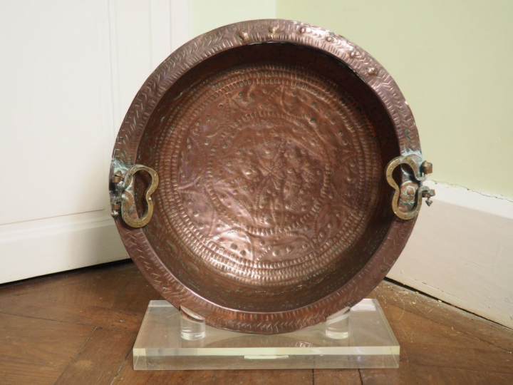 Braséro XVIIème en cuivre gravé. Diam. 49 cm.  (manques)