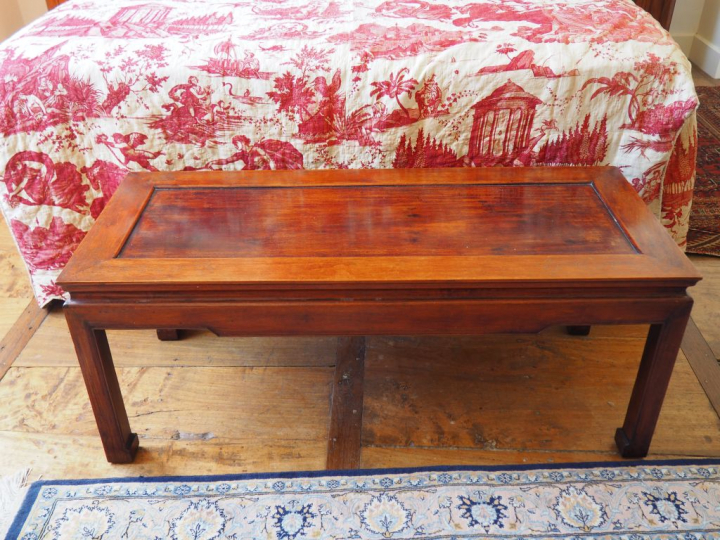Table basse chinoise en bois exotique. Dim. 45 x 110 x 45 cm.