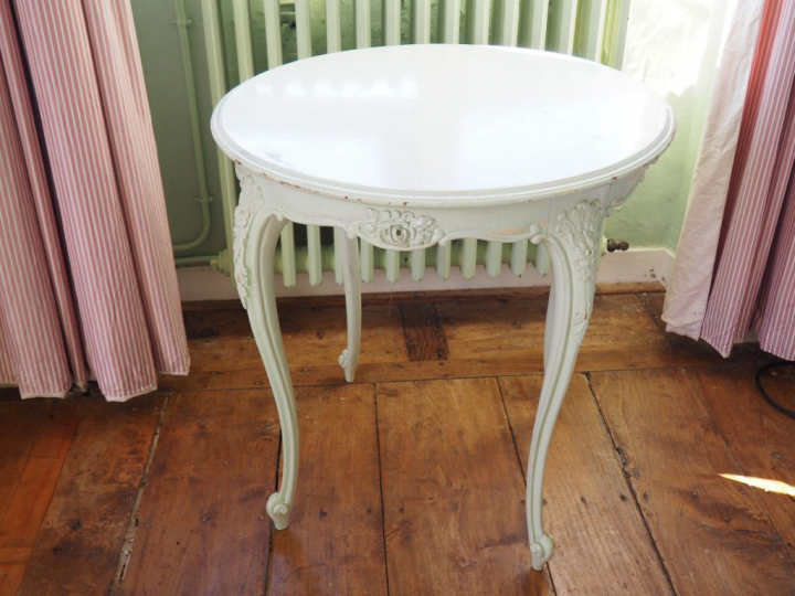 Table de style Louis XV en bois laqué vert et une bibliothèque basse e