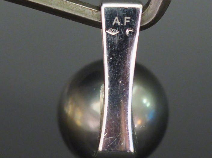 Pendentif moderne en or blanc, sertie d’une perle grise de Tahiti, sur