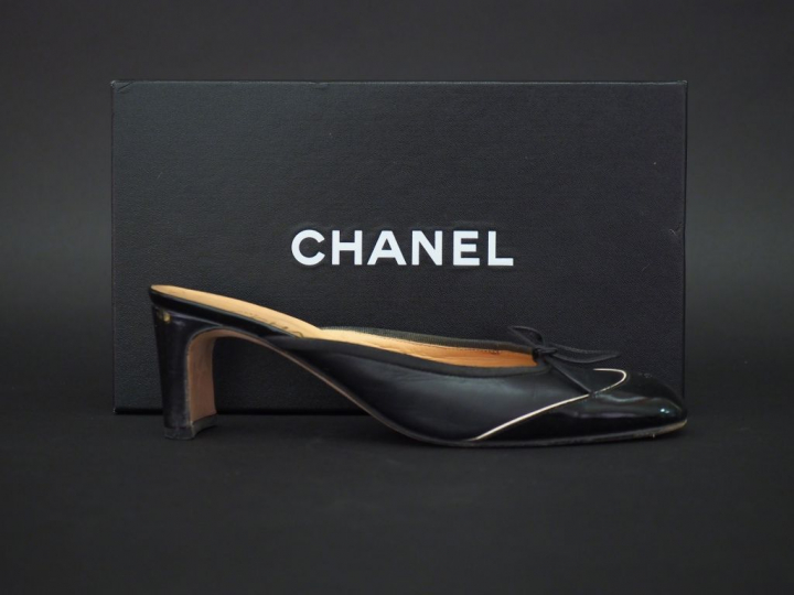 CHANEL. Paire de mules à talon en cuir noir et vernis, à décor sur le 