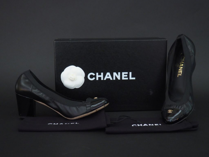 CHANEL.  Paire d'escarpins stretch en cuir noir, bouts ronds en cuir v