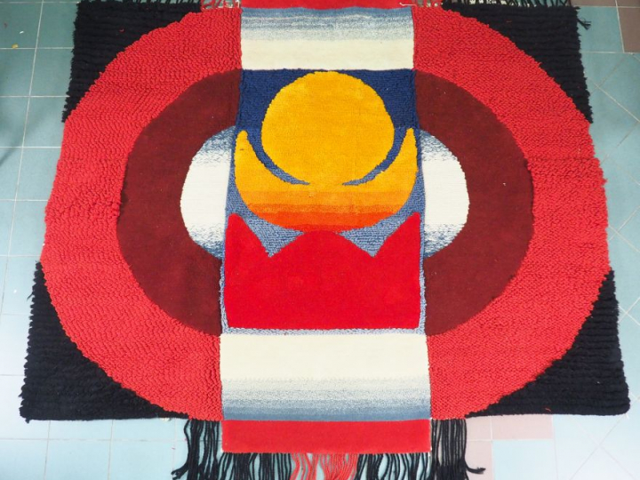 WEI ZHIXIONG. Grand panneau en laine polychrome avec un soleil au cent