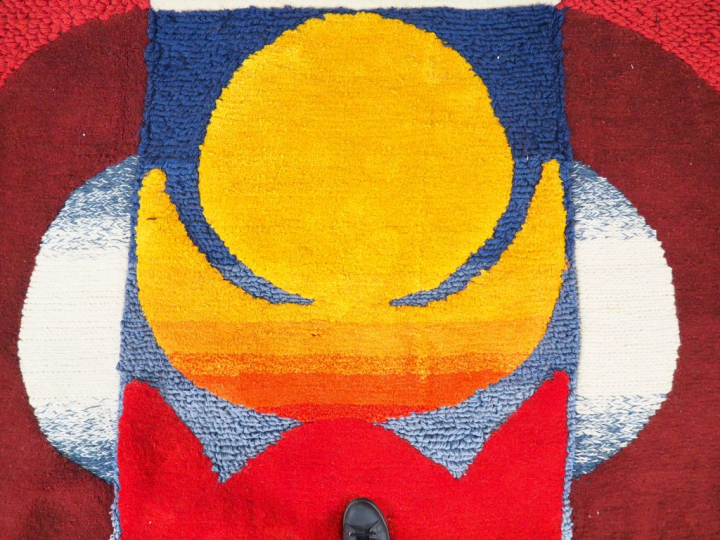 WEI ZHIXIONG. Grand panneau en laine polychrome avec un soleil au cent