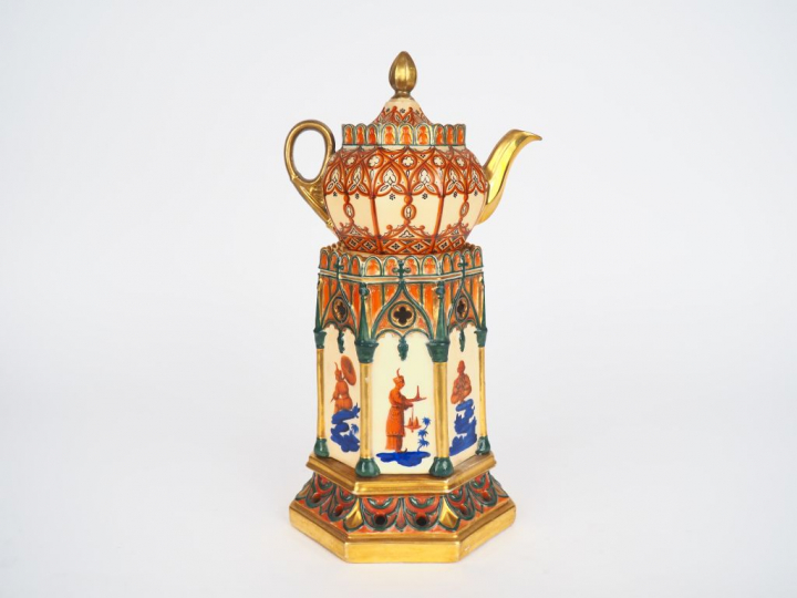 SCHOELCHER. Tisanière en porcelaine polychrome à décor de chinoiseries