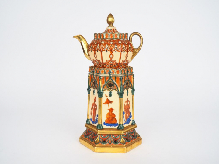 SCHOELCHER. Tisanière en porcelaine polychrome à décor de chinoiseries