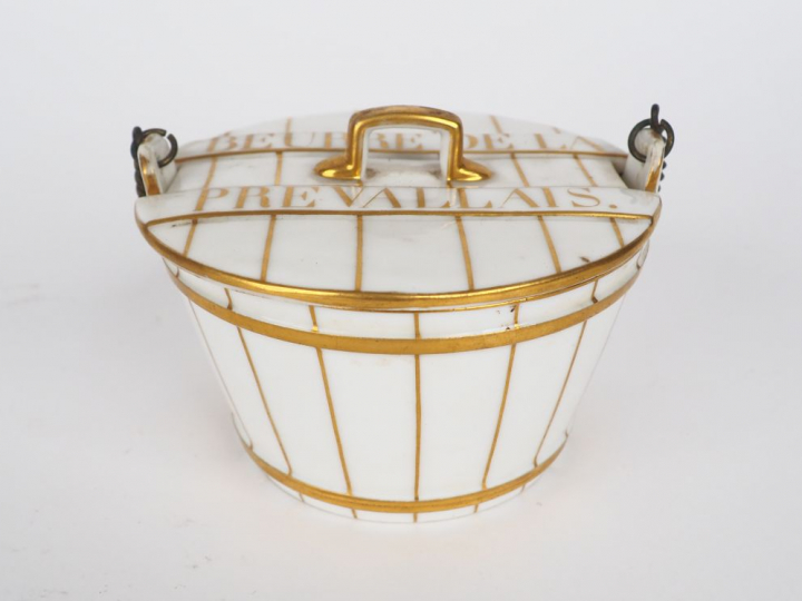 Beurrier XIXème en porcelaine de Paris blanche et dorée, marquée "beur