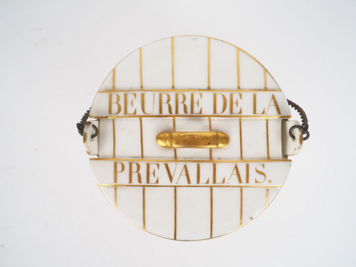 Beurrier XIXème en porcelaine de Paris blanche et dorée, marquée "beur