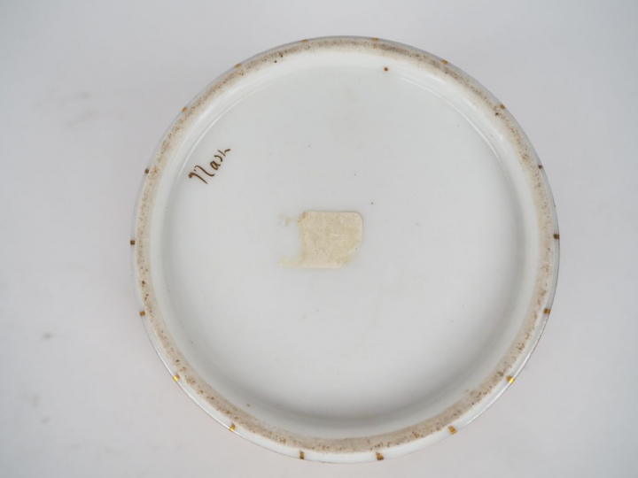 Beurrier XIXème en porcelaine de Paris blanche et dorée, marquée "beur