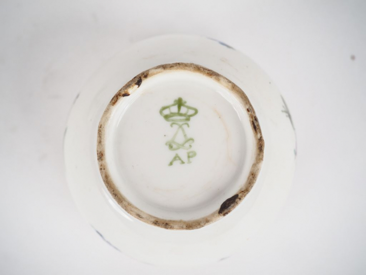 Sucrier Louis XVI en porcelaine polychrome de Sèvres à décor de fleurs