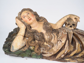 Vente aux enchères Grande sculpture XVIIème en bois polychrome. "Sainte madeleine couchée
