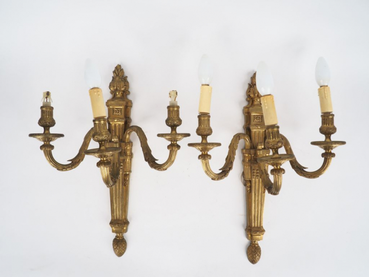 Paire d'appliques de style Louis XVI en bronze doré éclairant à trois 