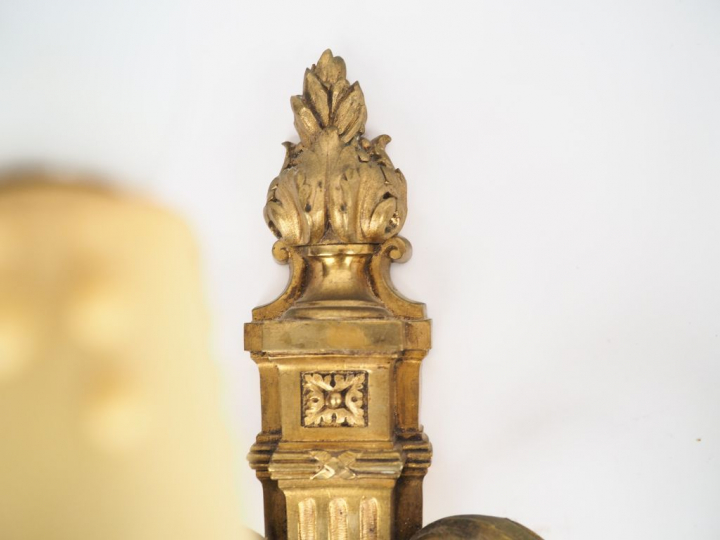 Paire d'appliques de style Louis XVI en bronze doré éclairant à trois 