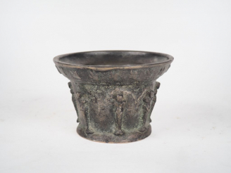 Vente aux enchères Mortier Louis XIII en bronze à décor de gaines et de frise de fleurs d