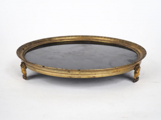Vente aux enchères Centre de table de style Restauration en bronze et verre fumé.