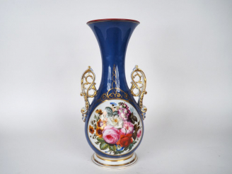 Vente aux enchères Vase à anses Napoléon III en porcelaine de Paris à décor dans une rése