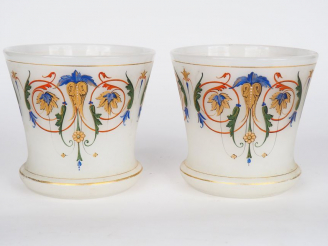 Vente aux enchères Paire de cache-pots Napoléon III de style Louis XVI en opaline blanche