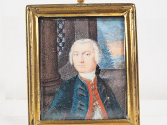 Vente aux enchères Miniature XVIIIème "portrait d'homme en habit" Dim. 5,5 x 4,5 cm.