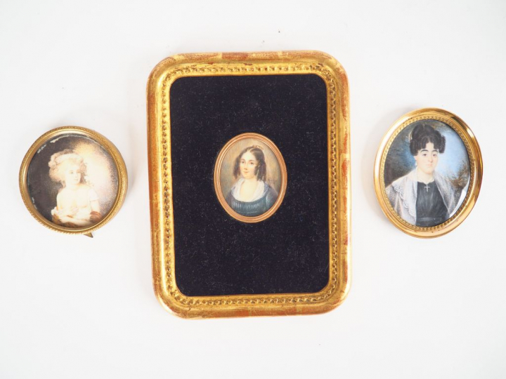 Miniature XIXème "portrait de jeune fille". Signée  Miniature XIXème "