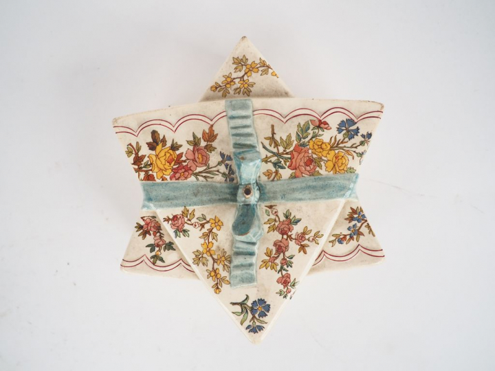 SARREGUEMINES.  Boite en forme d'étoile à décor de fleurs polychromes 