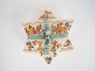 Vente aux enchères SARREGUEMINES.  Boite en forme d'étoile à décor de fleurs polychromes 