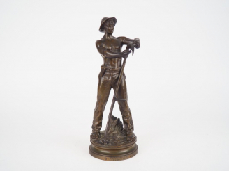 Vente aux enchères GAUDEZ. "Le faucheur".  Sculpture en bronze à patine brune, signée. H.
