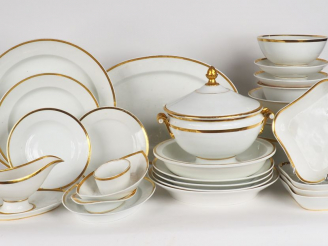 Vente aux enchères Service de table XIXème en porcelaine blanche de Paris, à décor de lis