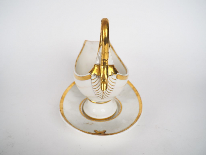 Service de table XIXème en porcelaine blanche de Paris, à décor de lis
