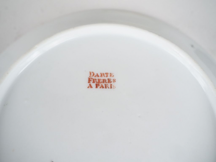 Service de table XIXème en porcelaine blanche de Paris, à décor de lis