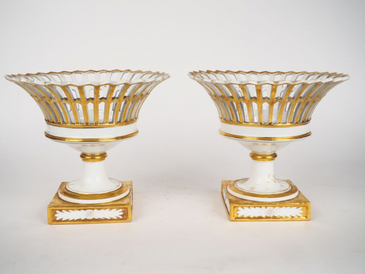 Paire de jardinières XIXème en porcelaine de Paris blanche et dorée. H