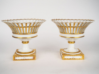 Vente aux enchères Paire de jardinières XIXème en porcelaine de Paris blanche et dorée. H