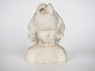 Vente aux enchères Sujet 1900 en biscuit "portrait de fillette en buste".  H. 18 cm.