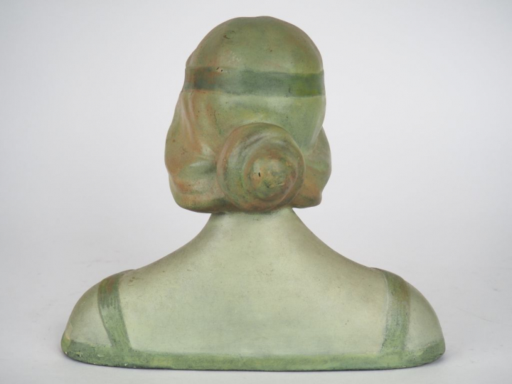 Sujet 1900 en stuc polychrome "buste de jeune fille", signé Dim. 26 x 